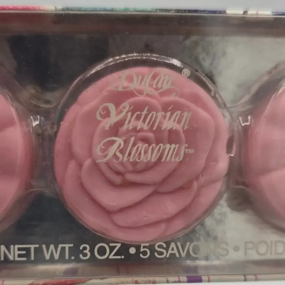 NEW Vintage 1970/80 DuCair Victorian Blossoms 5 Flower Shaped Decorative Soaps